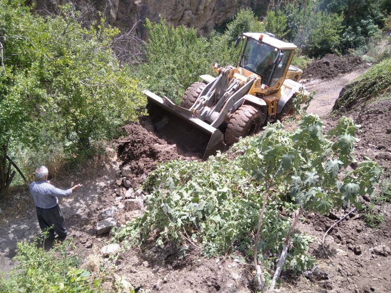 بازگشایی جاده هانه کوان روستای دشه توسط راهداران پاوه