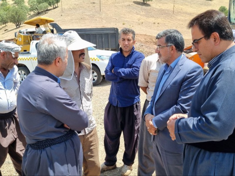 بازدید فرماندار پاوه از پروژه روکش آسفالت در شهرستان پاوه