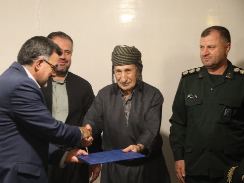 جمعی از مسئولین شهرستان پاوه با خانواده شهدا دیدار کردند