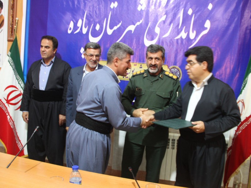 آیین تجلیل از کارمندان نمونه پاوه آیین تجلیل از کارمندان نمونه پاوه