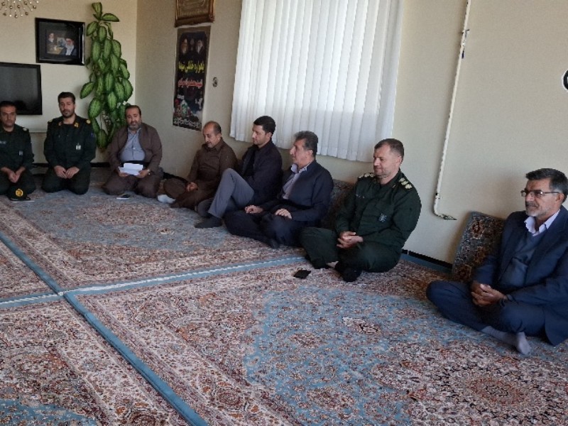 دیدار با خانواده شهدا و رزمنده در پاوه دیدار با خانواده شهدا و رزمنده در پاوه