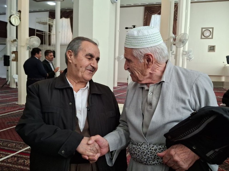 دیدار دانش‌آموز و معلم ابتدایی در پاوه پس از ۶۵ سال