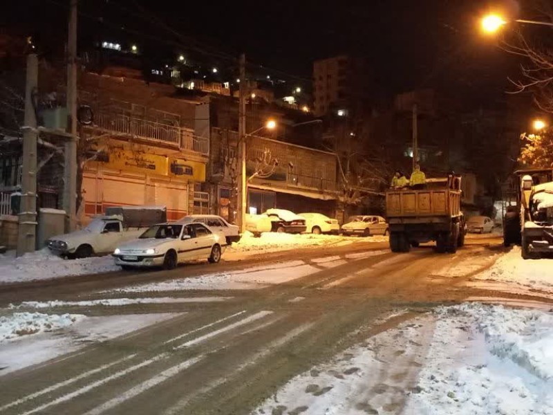 برفروبی و نمکپاشی معابر سطح شهر به صورت مستمر برفروبی و نمکپاشی معابر سطح شهر به صورت مستمر