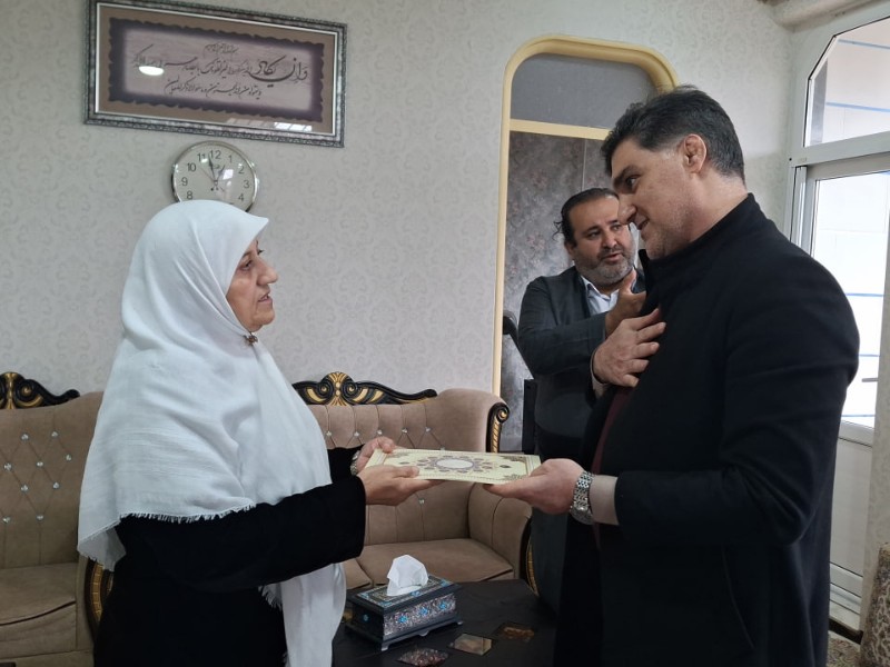 از دیدار با خانواده‌های معظم شهدا در پاوه بمناسبت دهه فجر
