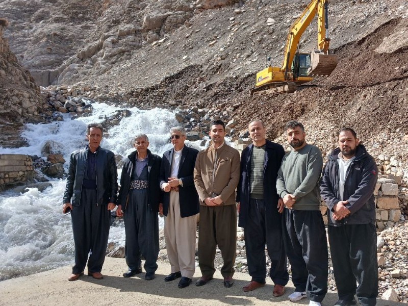 آغاز عملیات لایروبی و ساماندهی چشمه سفیدآب با پیگیری بخشدار باینگان