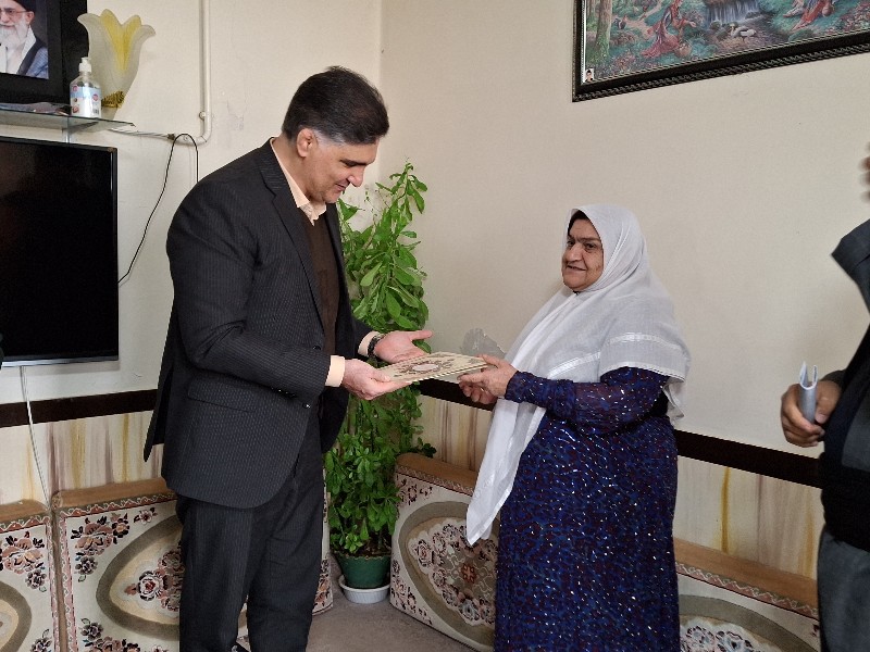 از دو خانواده معظم شهدا در پاوه تجلیل به عمل آمد