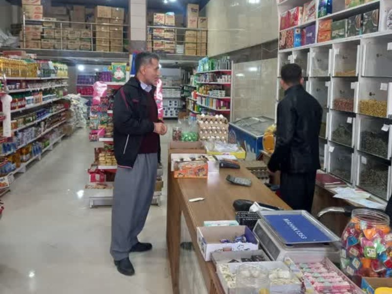 نظارت امروز صبح رییس اداره صمت برفعالیت واحدهای صنفی فروشگاه‌های درمعیت بازرسین اداره صمت واتاق اصناف....