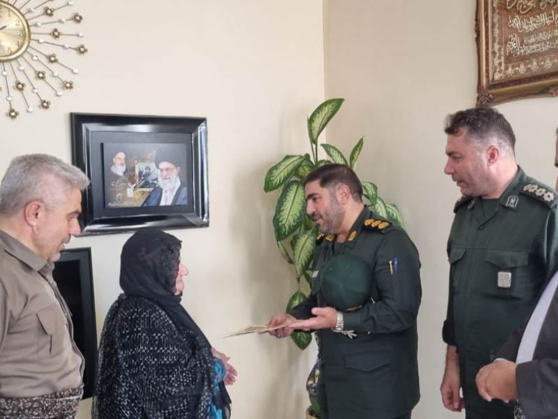 دیدار فرمانده ناحیه مقاومت بسیج پاوه و رئیس بنیاد شهید از خانواده‌های معظم شهدا