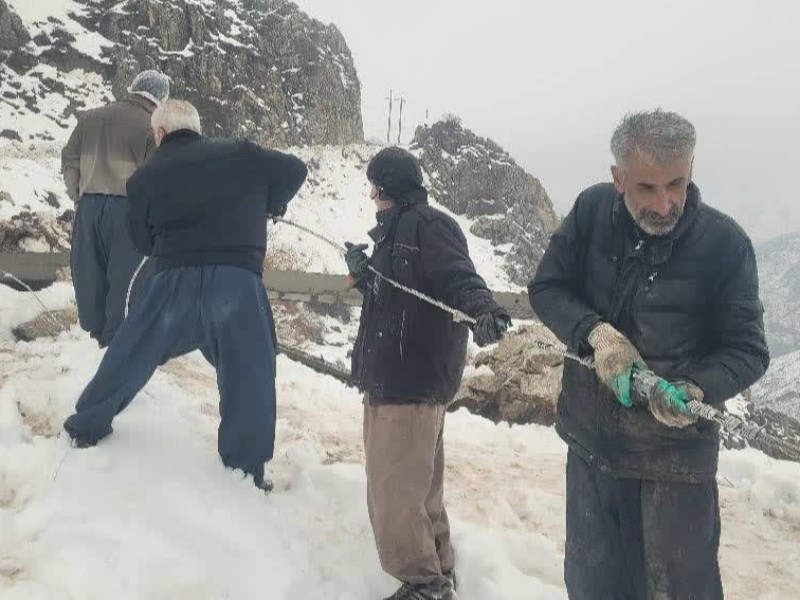 *روایتی متفاوت از تلاش نیروهای مردمی در کمک به اداره برق/ وقتی شانه‌ های غیرت، تکیه‌گاه سیم‌بانان شد