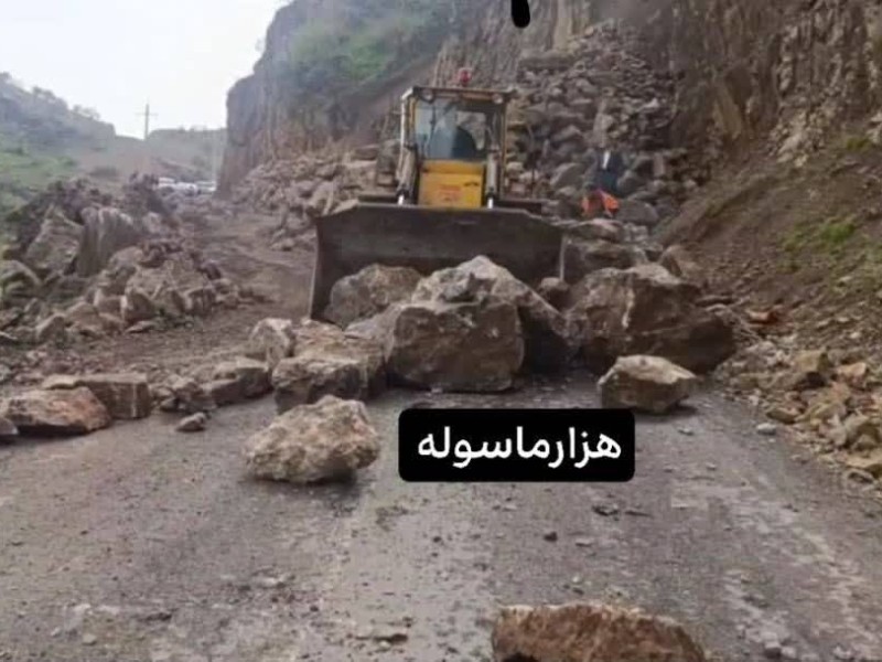 بارش شدید باران و ریزش سنگ مسیر باینگان پاوه را مسدود کرد/ عملیات رفع انسداد جاده دواّب نیز ادامه دارد