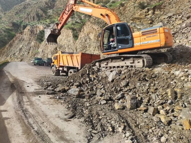 محورهای مواصلاتی پاوه پس از انسداد، بازگشایی شدند/ هشدار برای تردد با احتیاط