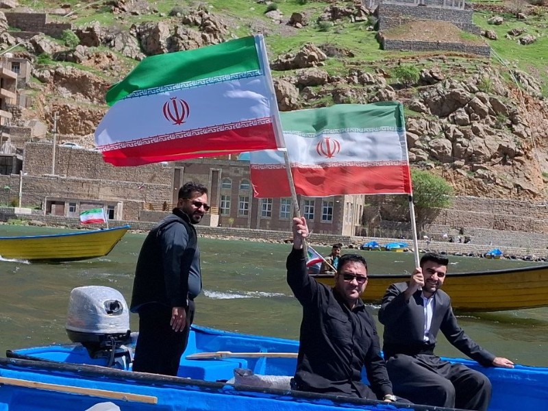 طنین اقتدار از اورامانات تا خلیج‌فارس/ رژه شناورهای مردمی در «هجیج» به یاد شهدای نیروی دریایی و حمایت از انقلاب و رهبری ‌