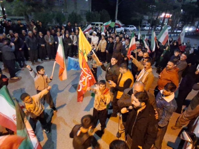 تجمع مردم پاوه در خیابان ها در چهل و چهارمین شب متوالی