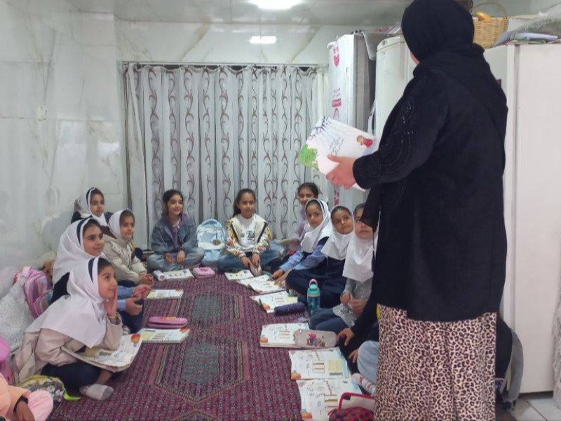 معلمی که کلاس درسش را در دلِ مغازه چید/ وقتی عشق به دانش، دیوارها را می‌شکند!