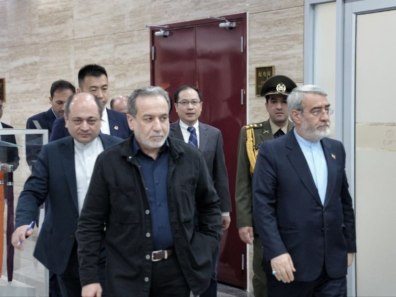 عراقچی با پوششی متفاوت وارد پکن شد/ تصاویر