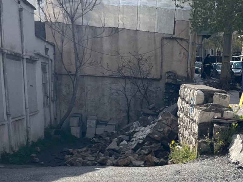 هشداری که جدی گرفته نشد/ سقوط کامل دیوار در مجاورت پمپ‌بنزین پاوه پس از ۱۰ روز بی‌توجهی