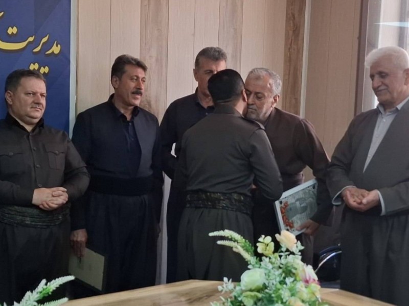 قاب ماندگار قدرشناسی در دیار پاوه/ وقتی «مدیر» در برابر «آموزگار» خود زانو زد