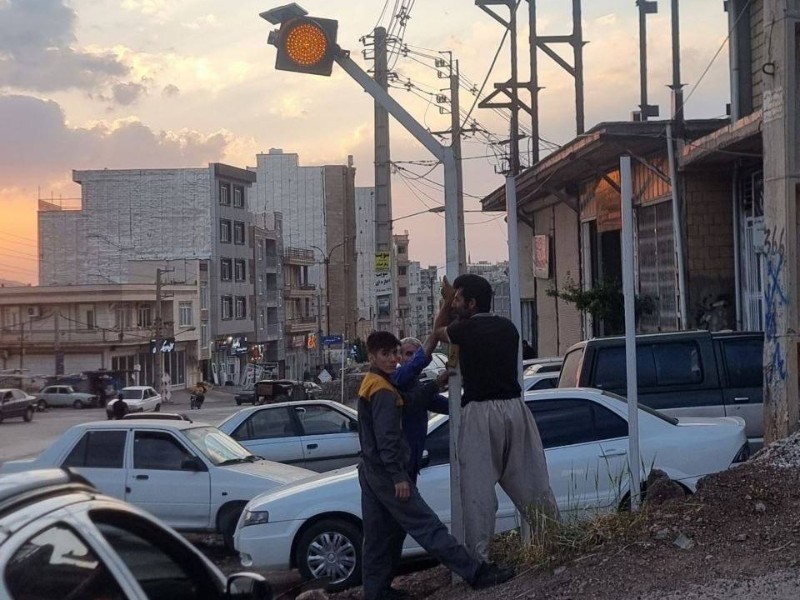 نصب چراغ‌های چشمک‌زن در معابر شهر پاوه با هدف ارتقای ایمنی تردد