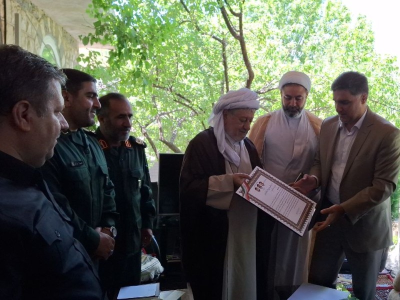 تقدیر از 46 سال مجاهدت ماموستا قادری در مسیر وحدت و همدلی تقدیر از 46 سال مجاهدت ماموستا قادری در مسیر وحدت و همدلی