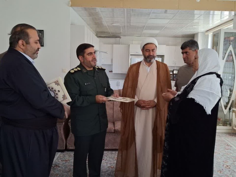 دیدار با خانواده معظم شهدا در پاوه دیدار با خانواده معظم شهدا در پاوه