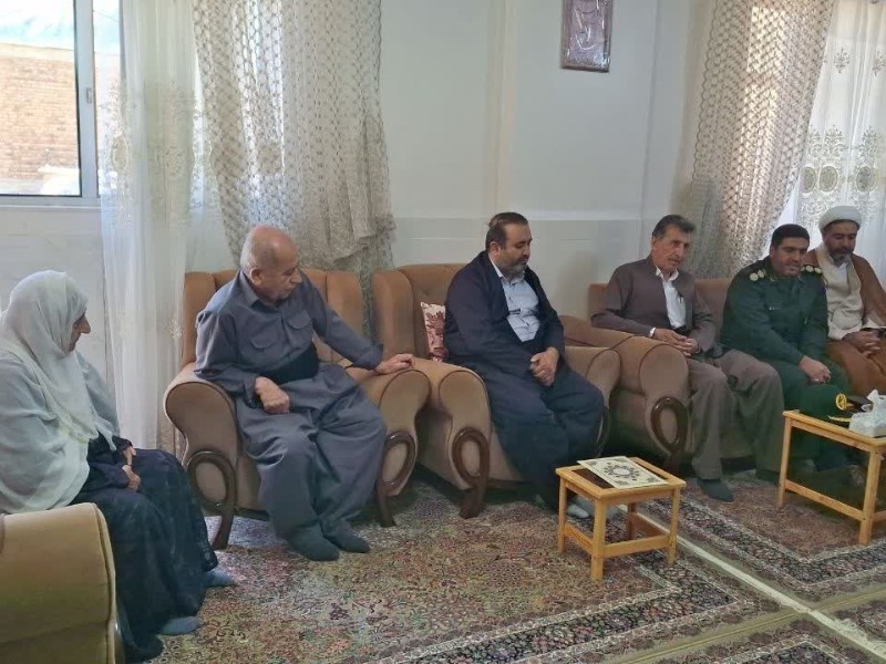 از دیدار جمعی از مسئولین با خانواده معظم شهدا در پاوه از دیدار جمعی از مسئولین با خانواده معظم شهدا در پاوه