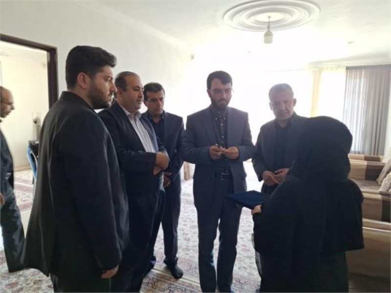 دیدار رئیس مرکز بازرسی، ارزیابی عملکرد و ارتباطات مردمی وزارت کار با خانواده شهدای جنگ رمضان/ خود را مدیون و وامدار شهدا می دانیم دیدار رئیس مرکز بازرسی، ارزیابی عملکرد و ارتباطات مردمی وزارت کار با خانواده شهدای جنگ رمضان/ خود را مدیون و وامدار شهدا می دانیم